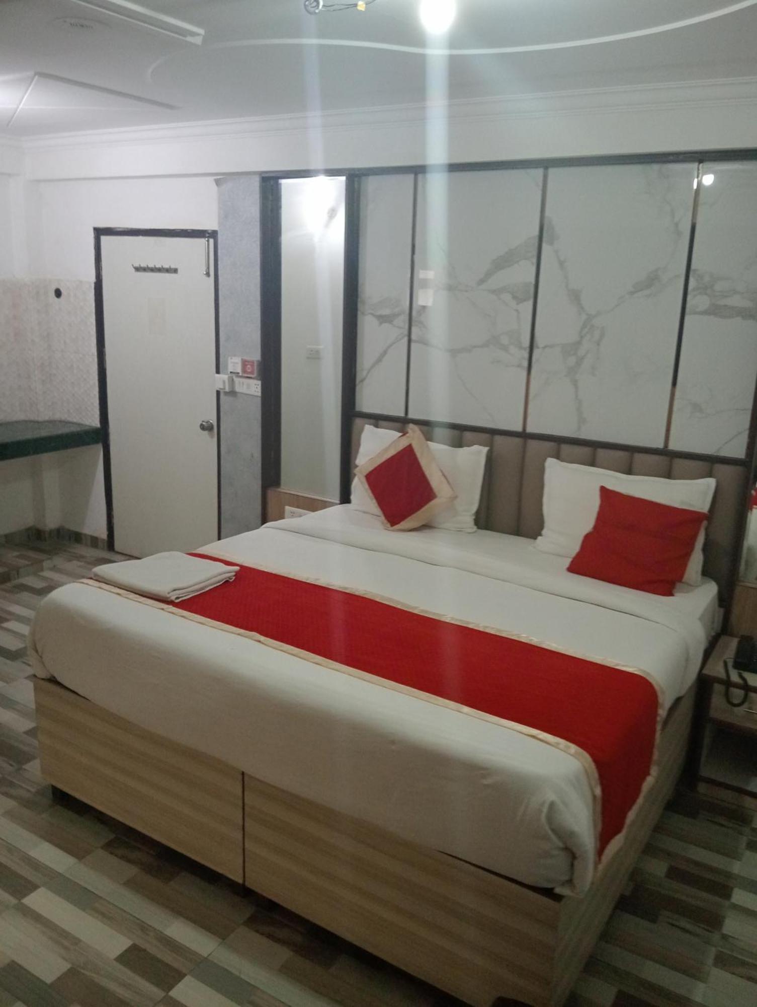 Hotel Clink New Delhi Airport Eksteriør billede